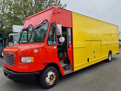 Freightliner MT55 24 ft Box Truck - 200HP, 6 Speed Automatic, Roll up Door