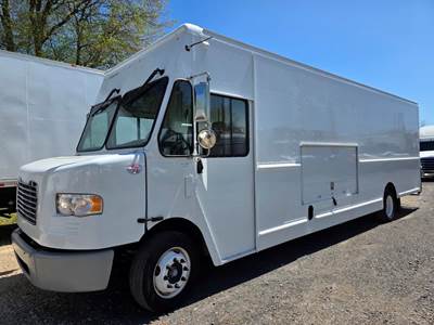 Freightliner MT55 24 ft Box Truck - 200HP, 6 Speed Automatic, Roll up Door