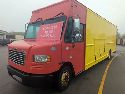 Freightliner MT55 24 ft Box Truck - 200HP, 6 Speed Automatic, Roll up Door