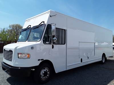 Freightliner MT55 24 ft Box Truck - 200HP, 6 Speed Automatic, Roll up Door