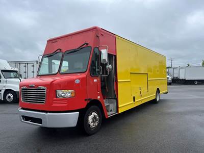 Freightliner MT55 24 ft Box Truck - 200HP, 6 Speed Automatic, Roll up Door