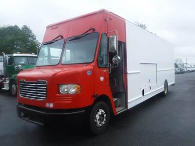 Freightliner MT55 24 ft Box Truck - 200HP, 6 Speed Automatic, Roll up Door