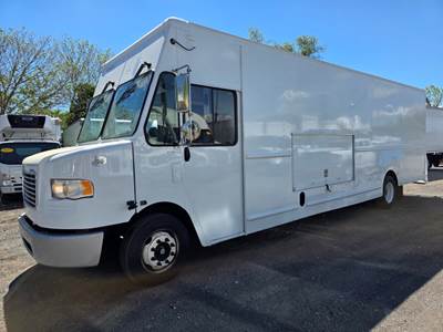 Freightliner MT55 24 ft Box Truck - 200HP, 6 Speed Automatic, Roll up Door
