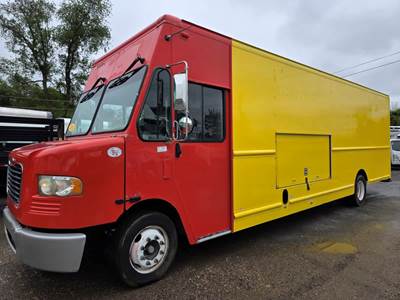 Freightliner MT55 24 ft Box Truck - 200HP, 6 Speed Automatic, Roll up Door