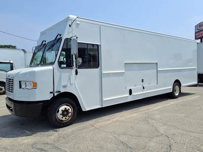 Freightliner MT55 24 ft Box Truck - 200HP, 6 Speed Automatic, Roll up Door