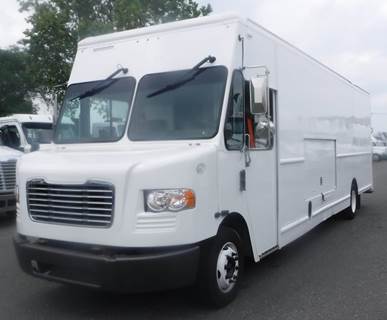 Freightliner MT55 24 ft Box Truck - 200HP, 6 Speed Automatic, Roll up Door