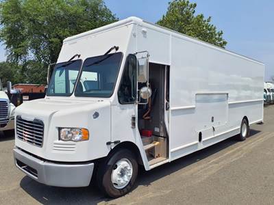 Freightliner MT55 24 ft Box Truck - 200HP, 6 Speed Automatic, Roll up Door