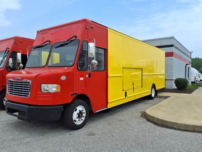 Freightliner MT55 24 ft Box Truck - 200HP, 6 Speed Automatic, Roll up Door