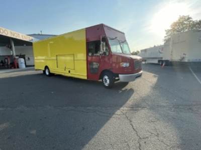 Freightliner MT55 24 ft Box Truck - 200HP, 6 Speed Automatic, Roll up Door