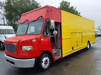 Freightliner MT55 24 ft Box Truck - 200HP, 6 Speed Automatic, Roll up Door