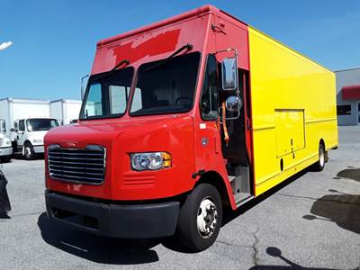 Freightliner MT55 24 ft Box Truck - 200HP, 6 Speed Automatic, Roll up Door