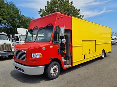 Freightliner MT55 24 ft Box Truck - 200HP, 6 Speed Automatic, Roll up Door