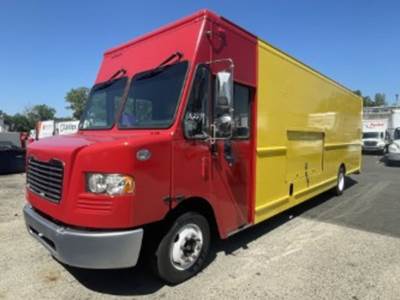 Freightliner MT55 24 ft Box Truck - 200HP, 6 Speed Automatic, Roll up Door