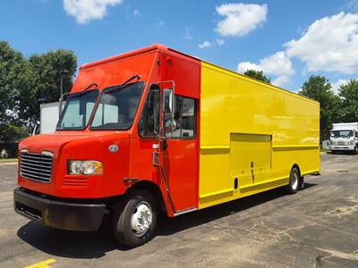 Freightliner MT55 24 ft Box Truck - 200HP, 6 Speed Automatic, Roll up Door