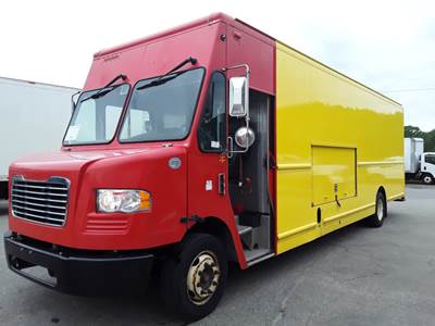 Freightliner MT55 24 ft Box Truck - 200HP, 6 Speed Automatic, Roll up Door