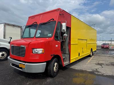 Freightliner MT55 24 ft Box Truck - 200HP, 6 Speed Automatic, Roll up Door
