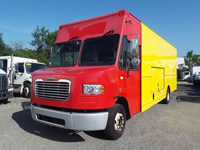 Freightliner MT55 22 ft Box Truck - 200HP, 6 Speed Automatic, Roll up Door
