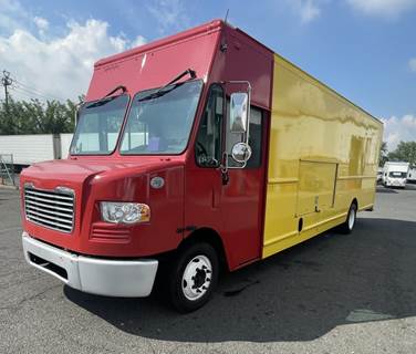 Freightliner MT55 24 ft Box Truck - 200HP, 6 Speed Automatic, Roll up Door