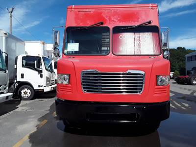 Freightliner MT55 24 ft Box Truck - 200HP, 6 Speed Automatic, Roll up Door