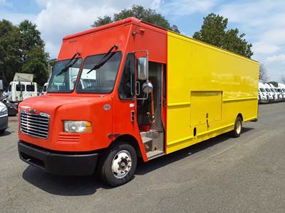 Freightliner MT55 24 ft Box Truck - 200HP, 6 Speed Automatic, Roll up Door