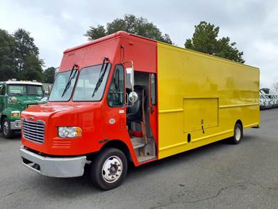 Freightliner MT55 24 ft Box Truck - 6 Speed Automatic, Roll up Door