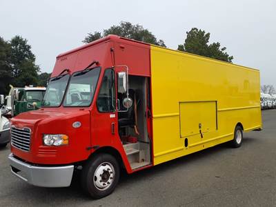 Freightliner MT55 24 ft Box Truck - 200HP, 6 Speed Automatic, Roll up Door