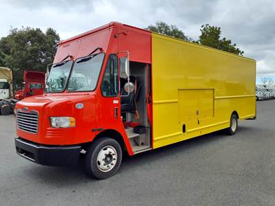 Freightliner MT55 24 ft Box Truck - 200HP, 6 Speed Automatic, Roll up Door