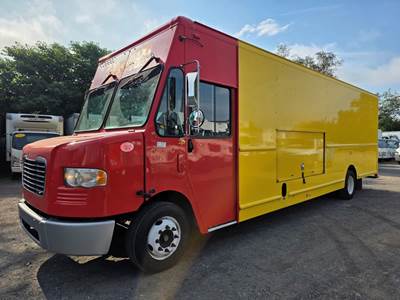 Freightliner MT55 24 ft Box Truck - 200HP, 6 Speed Automatic, Roll up Door