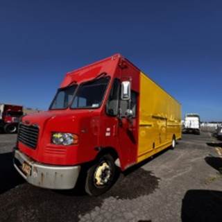 Freightliner MT55 24 ft Box Truck - 200HP, 6 Speed Automatic, Roll up Door