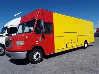 Freightliner MT55 24 ft Box Truck - 200HP, 6 Speed Automatic, Roll up Door