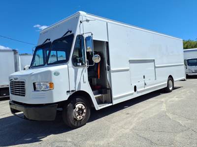 Freightliner MT55 24 ft Box Truck - 200HP, 6 Speed Automatic, Roll up Door
