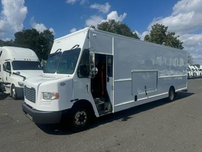Freightliner MT55 24 ft Box Truck - 200HP, 6 Speed Automatic, Roll up Door