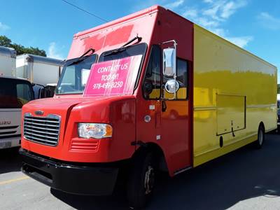 Freightliner MT55 24 ft Box Truck - 200HP, 6 Speed Automatic, Roll up Door