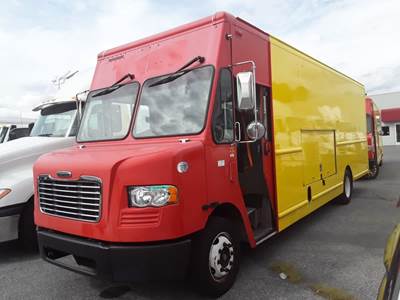 Freightliner MT55 22 ft Box Truck - 200HP, 6 Speed Automatic, Roll up Door