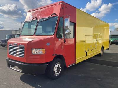 Freightliner MT55 24 ft Box Truck - 200HP, 6 Speed Automatic, Roll up Door