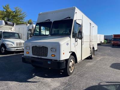 Freightliner MT55 18 ft Box Truck - 200HP, 9 Speed Automatic, Roll up Door