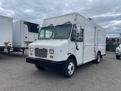 Freightliner MT55 18 ft Box Truck - 200HP, 9 Speed Automatic, Roll up Door