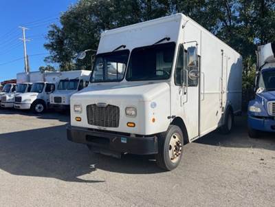 Freightliner MT55 18 ft Box Truck - 200HP, 9 Speed Automatic, Roll up Door