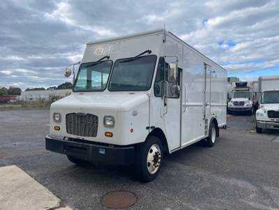 Freightliner MT55 18 ft Box Truck - 200HP, 9 Speed Automatic, Roll up Door