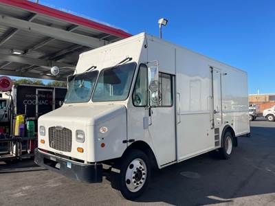 Freightliner MT55 18 ft Box Truck - 200HP, 9 Speed Automatic, Roll up Door