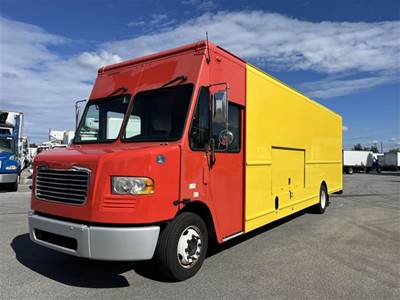 Freightliner MT55 24 ft Box Truck - 200HP, 6 Speed Automatic, Roll up Door