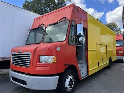 Freightliner MT55 22 ft Box Truck - 6 Speed Automatic, Roll up Door