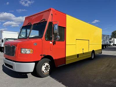 Freightliner MT55 22 ft Box Truck - 200HP, 6 Speed Automatic, Roll up Door