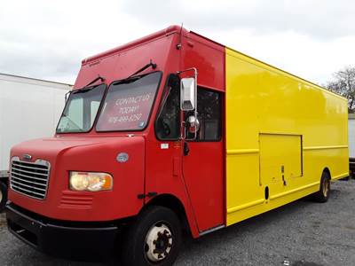 Freightliner MT55 24 ft Box Truck - 200HP, 6 Speed Automatic, Roll up Door