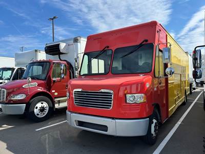 Freightliner MT55 24 ft Box Truck - 200HP, 6 Speed Automatic, Roll up Door