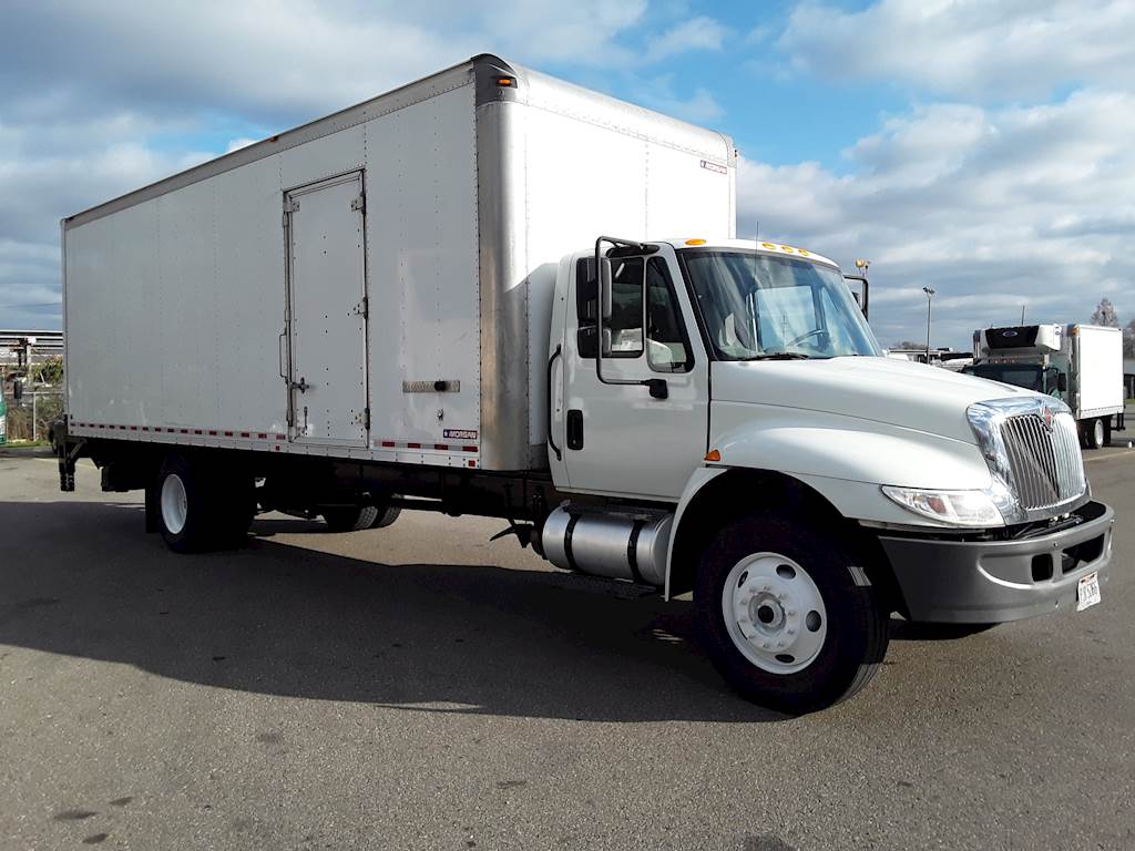 2018 International 4300 26 ft Box Truck 240HP, 7, Roll up Door