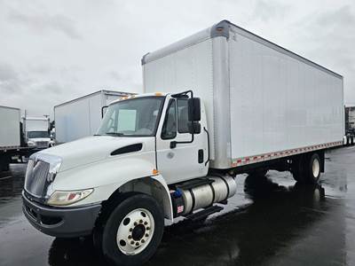 International 4300 26 ft Box Truck - 240HP, 7 Speed Automatic, Roll up Door