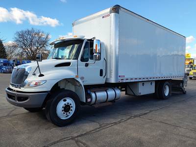 International 4300 24 ft Box Truck - 260HP, 6 Speed Automatic, Roll up Door, Liftgate