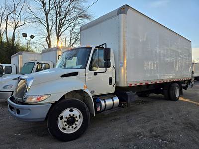 International 4300 26 ft Box Truck - 250HP, 6 Speed Automatic, Roll up Door, Liftgate