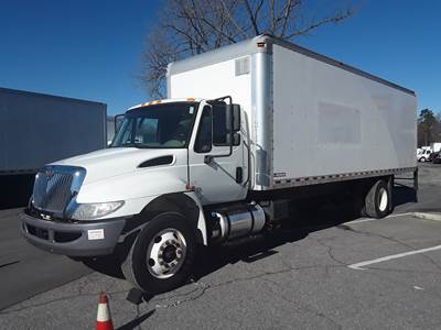 International 4300 26 ft Box Truck - 240HP, 6 Speed Automatic, Roll up Door
